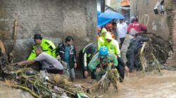 Banjir Bandang Terjang Sukabumi, Polri Evakuasi Ibu dan Bayi dari Gang Sempit