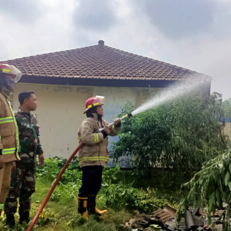 Koramil 0820/02 Wonoasih Tanggapi Cepat Musibah Kebakaran di Gudang Bulog, Tidak Ada Korban Jiwa