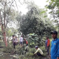 Bersama Warga, Sertu Surani Kerja Bakti Bersihkan Bantaran Sungai