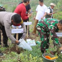 Program Ramah Lingkungan, Polres Probolinggo Bersama Forkopimda Gelar Baksos Tanam Pohon Gamal