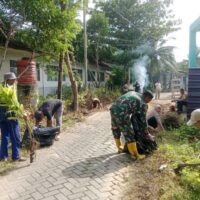 Babinsa dan Bhabinkamtibmas Bersama Warga Gelar Gotong Royong Mandingin