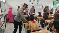 Polres Probolinggo Bagikan Makanan Bergizi untuk 90 Siswa SD Kedungcaluk 