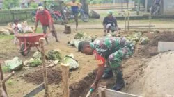 Peduli Sesama, Babinsa Kodim 1505 Tidore Ikut Gali Pondasi Rumah Warga Desa Lifofa