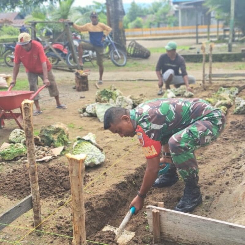 Peduli Sesama, Babinsa Kodim 1505 Tidore Ikut Gali Pondasi Rumah Warga Desa Lifofa