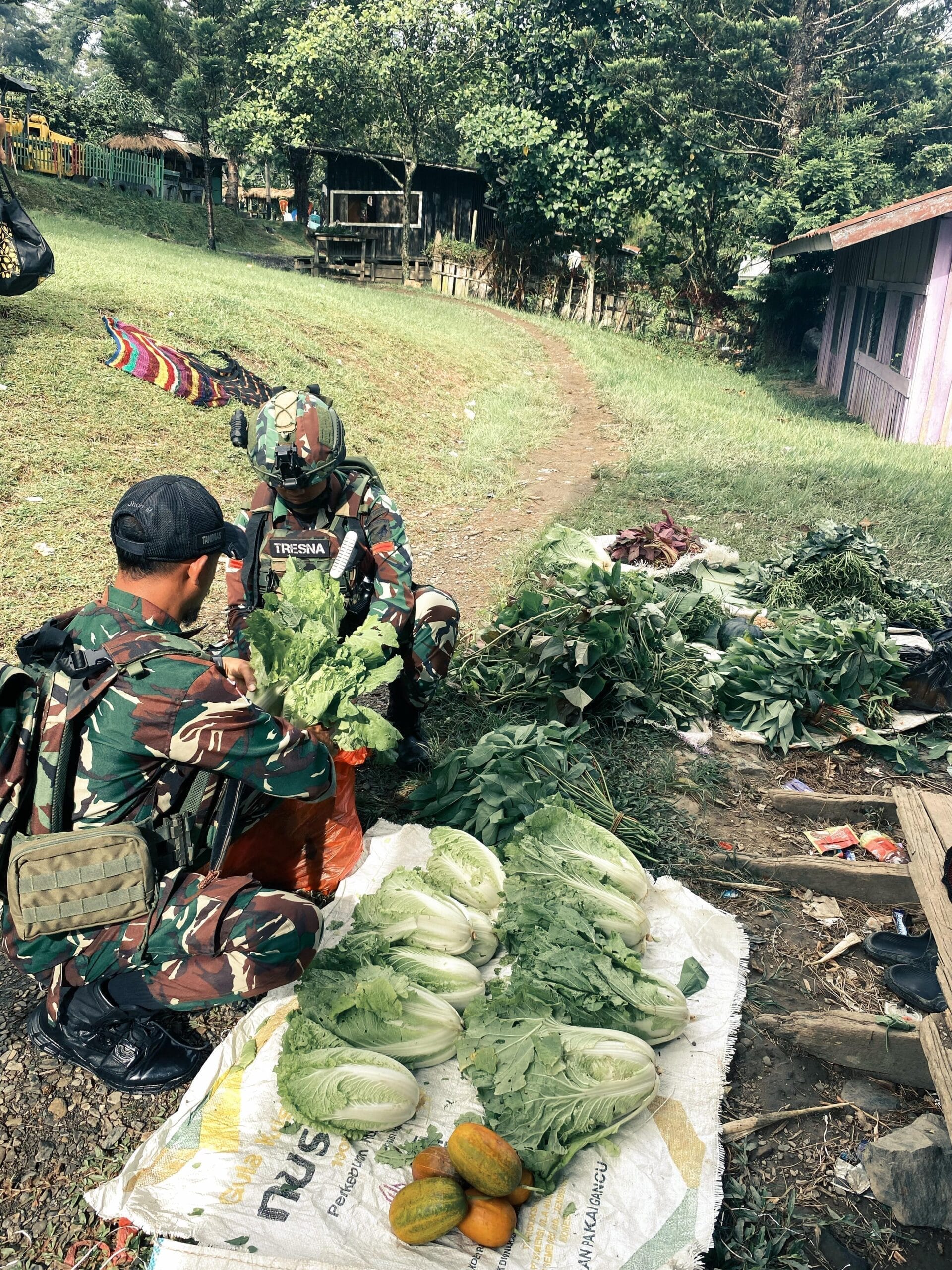 Mama Papua Tersenyum Bahagia, Satgas Yonif 641/Bru Dorong Perekonomian Dengan Borong Hasil Tani di Distrik Kelila