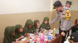 Jumat Berkah, Polres Jember Berbagi Makanan Bergizi Untuk Pelajar Sekolah Dasar