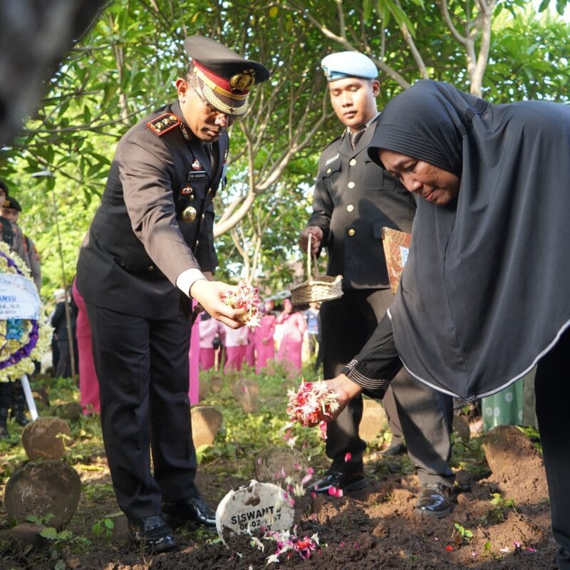 Sampaikan Duka Cita Yang Mendalam, Kapolres Probolinggo Kota Pimpin Upacara Pemakaman Kompol Siswanto