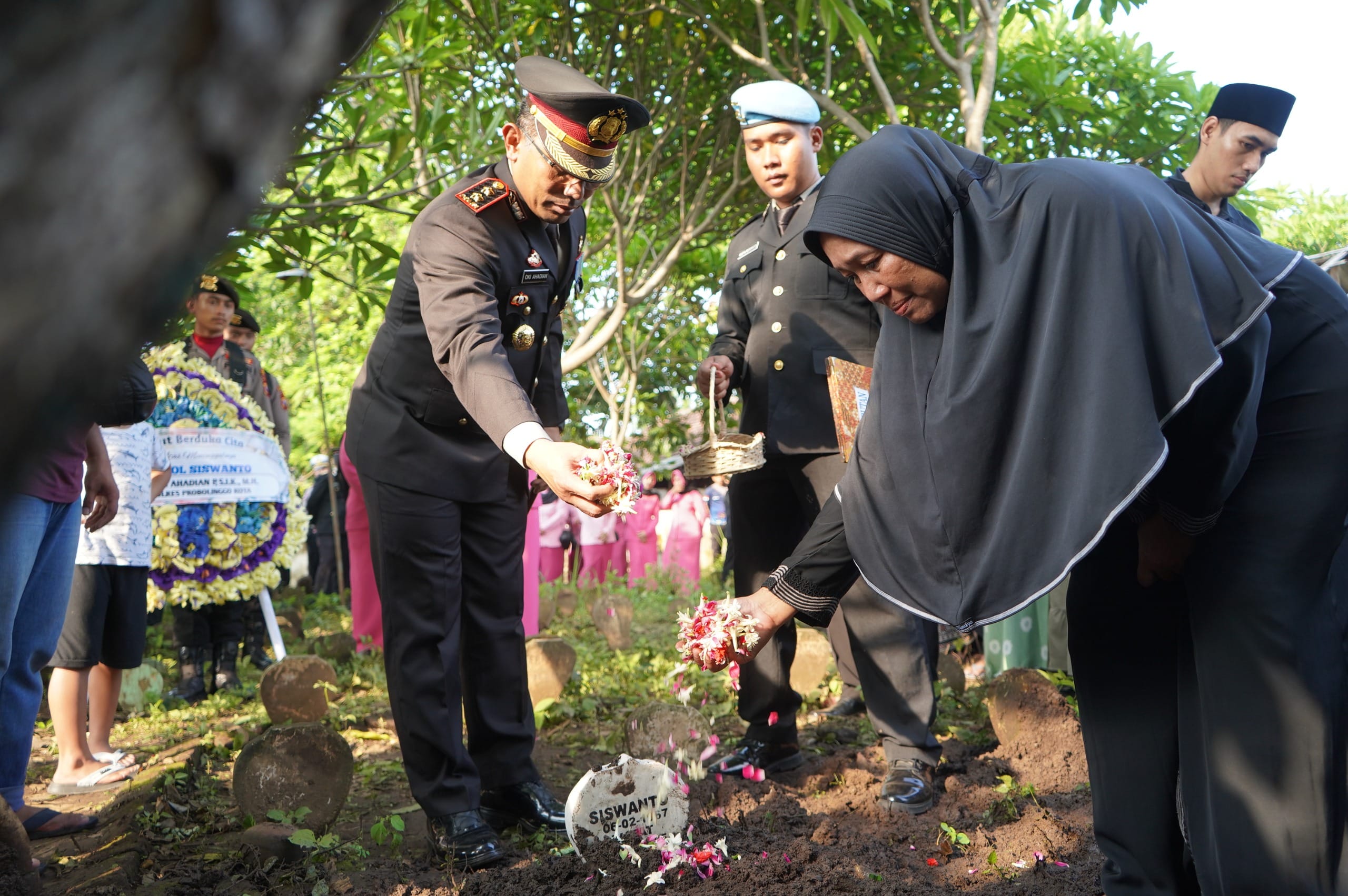 Sampaikan Duka Cita Yang Mendalam, Kapolres Probolinggo Kota Pimpin Upacara Pemakaman Kompol Siswanto