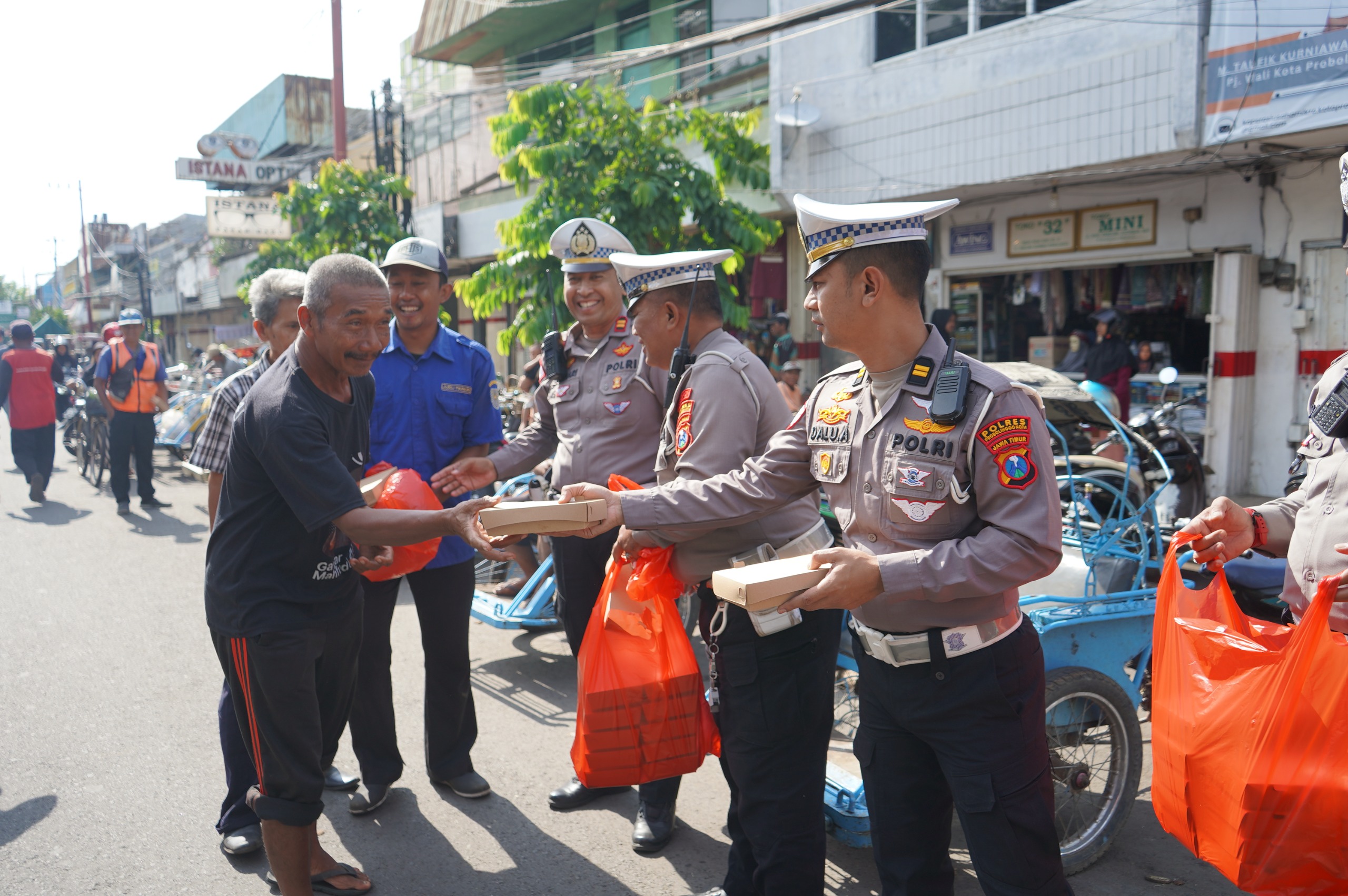 Jumat Berkah, Polisi Bagikan Ratusan Nasi Bungkus di Pasar Baru