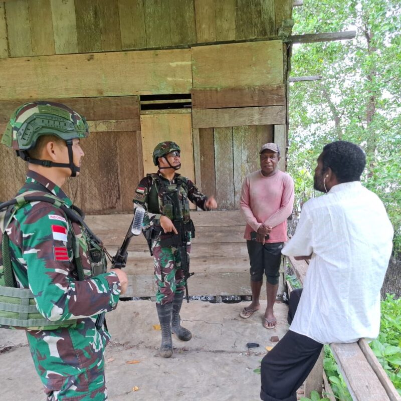 Jalin Hubungan dengan Masyarakat Satgas Yonif 642/Kps Pos Teluk Arguni Sambangi Warganya