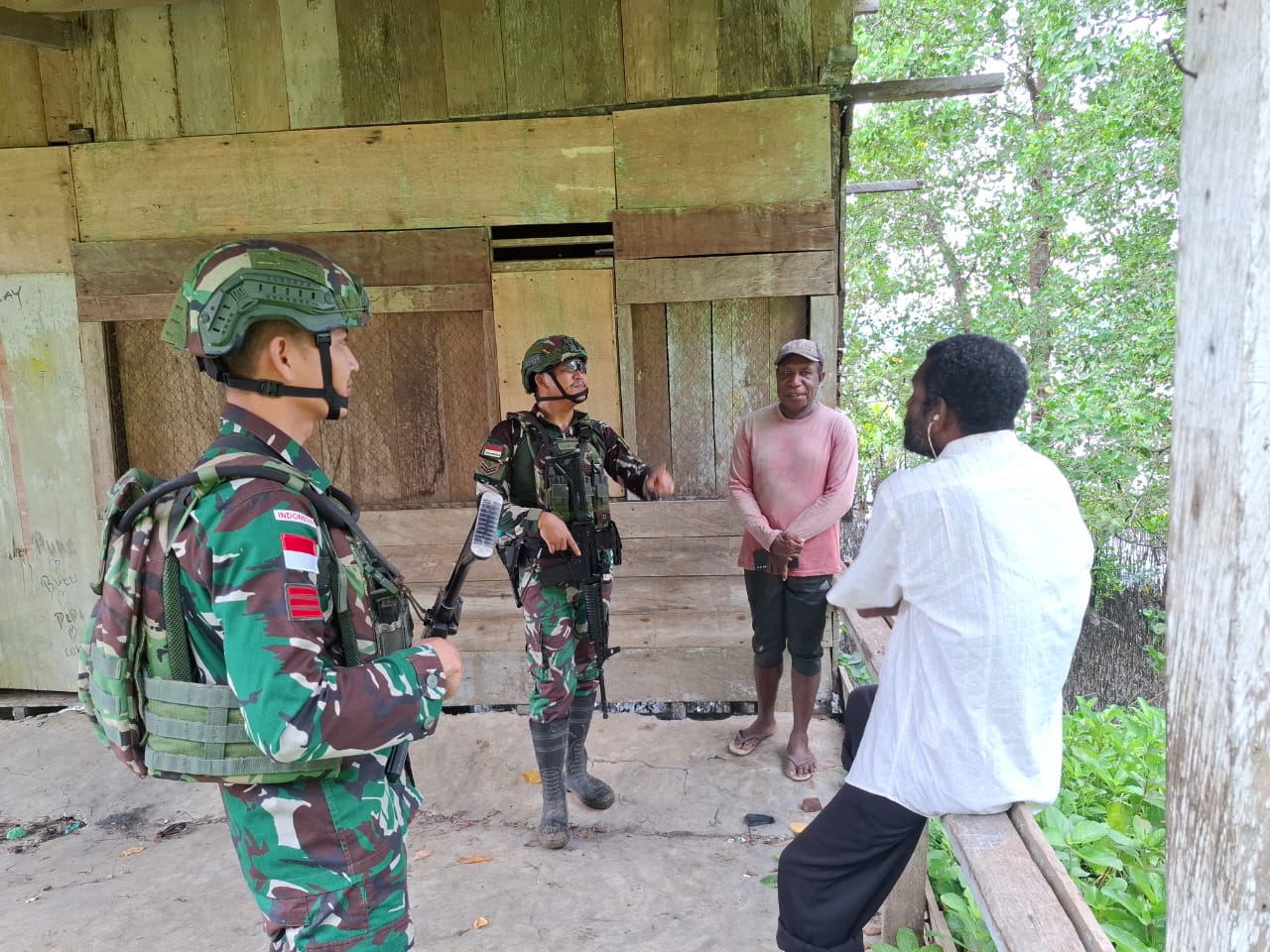 Jalin Hubungan dengan Masyarakat Satgas Yonif 642/Kps Pos Teluk Arguni Sambangi Warganya