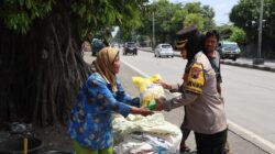 Polwan Polres Kendal Gelar Aksi Sosial, Bagikan Beras untuk Warga Kurang Mampu