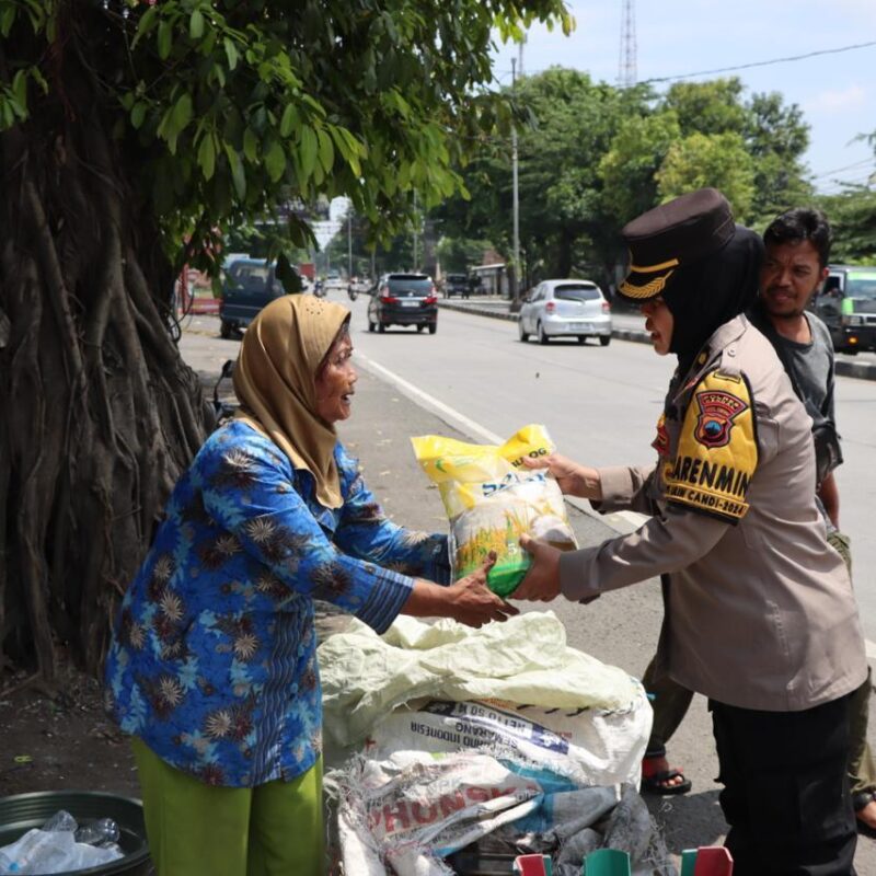 Polwan Polres Kendal Gelar Aksi Sosial, Bagikan Beras untuk Warga Kurang Mampu