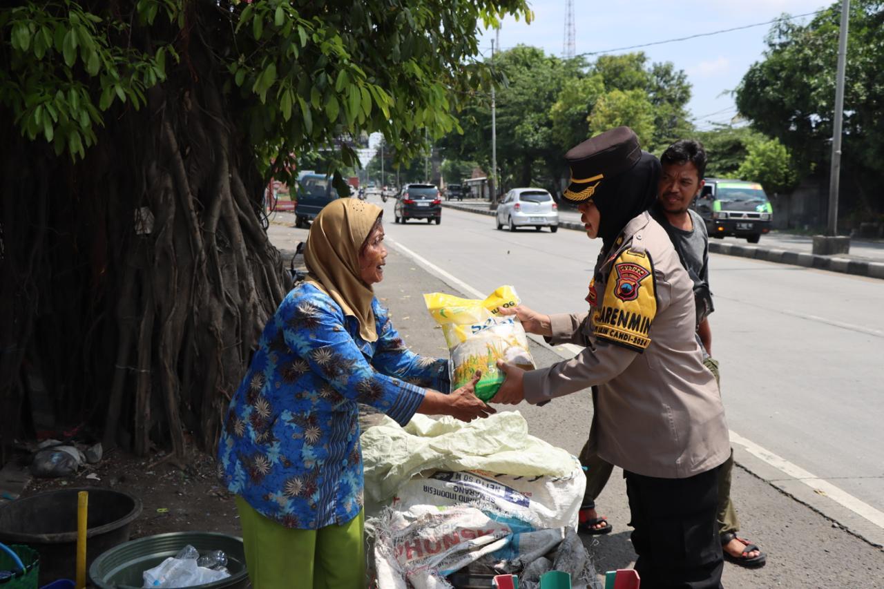 Polwan Polres Kendal Gelar Aksi Sosial, Bagikan Beras untuk Warga Kurang Mampu