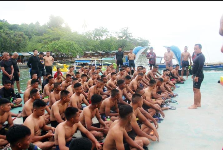 Asah Kemampuan Tempur, Prajurit Yonif 9 Marinir Laksanakan Renang Laut