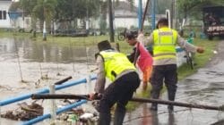 Tanggap Bencana, Polres Magetan Bersama Warga Bersihkan Sampah di Aliran Sungai Kali Ulo Kartoharjo
