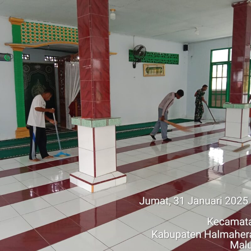 Peduli Rumah Ibadah, Anggota Koramil 1512-02/Patani dan Warga Bersihkan Masjid