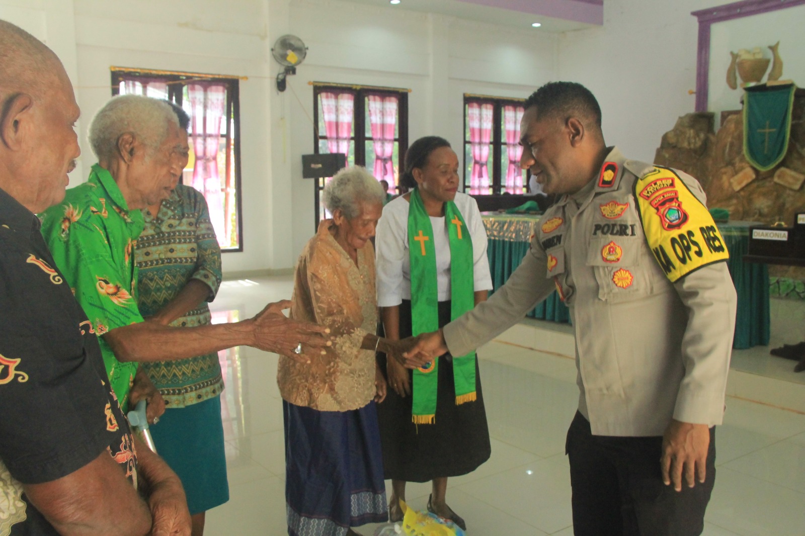 Kapolres Maybrat, Gelar Agenda, Minggu Kasih, Bagikan Bahan Makanan Kepada Lansia di Jemaat GKI Soroan, Distrik Ayamaru Barat