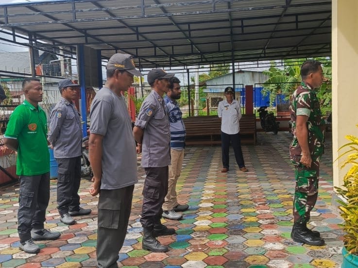 Tingkatkan Disiplin Linmas, Babinsa Timika Latih PBB dan Wawasan Kebangsaan