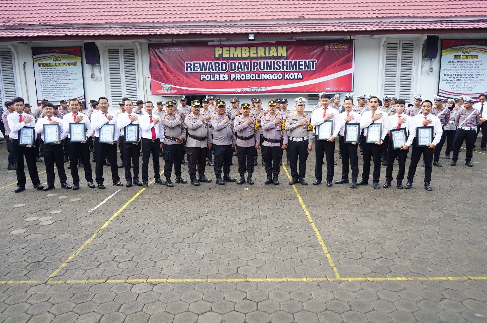 Peringati Upacara Kesadaran Nasional, Polres Probolinggo Kota Ganjar Reward Anggota Berprestasi
