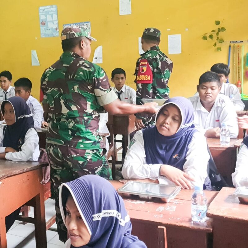 Babinsa Kodim Bojonegoro, Kawal Pendistribusian Makan Bergizi Gratis