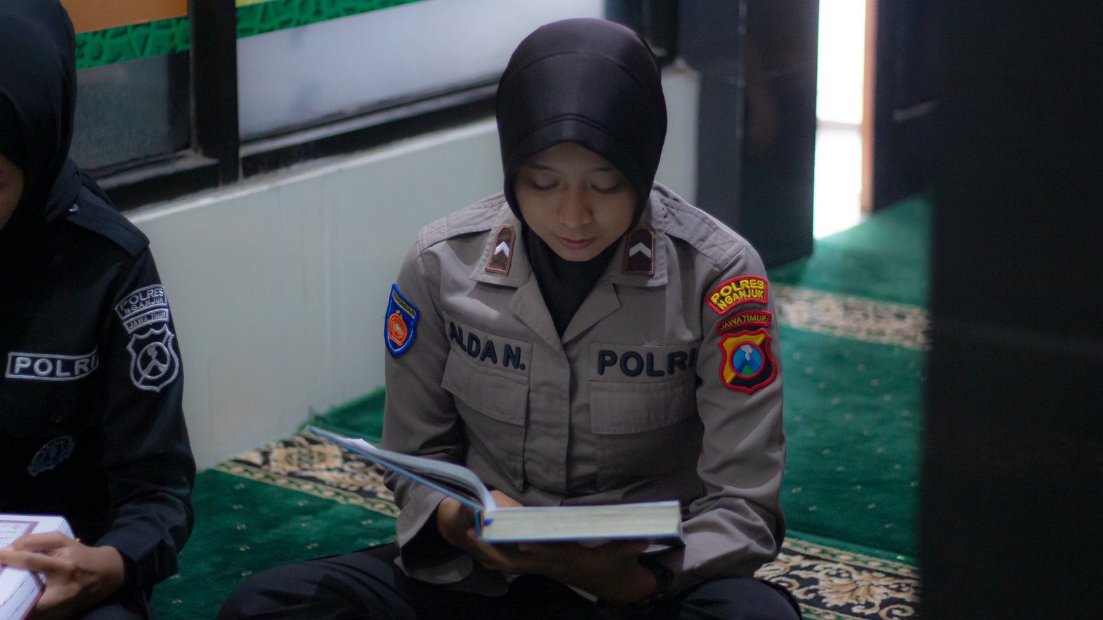 Isi Ramadan dengan Ibadah, Polwan dan ASN Polres Nganjuk Rutin Tadarus di Masjid Al-Ikhlas