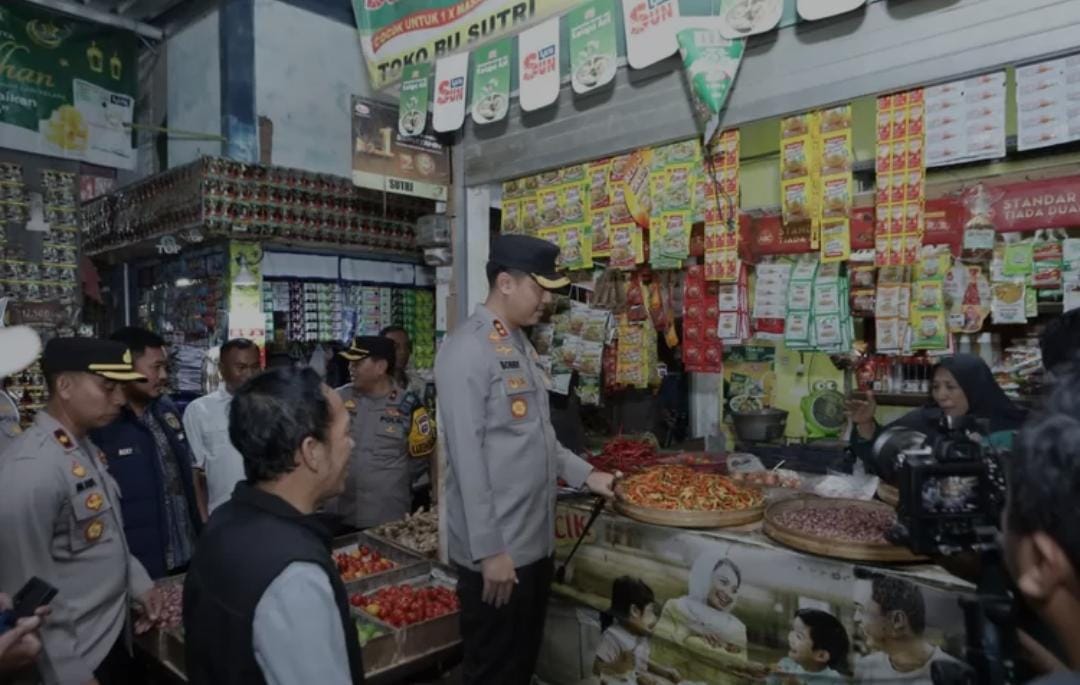 Kapolres Lamongan Bersama Dinas Perdagangan Sidak Pasar Sidoharjo, Pastikan Harga dan Stok Bahan Pokok Stabil Jelang Idul Fitri*