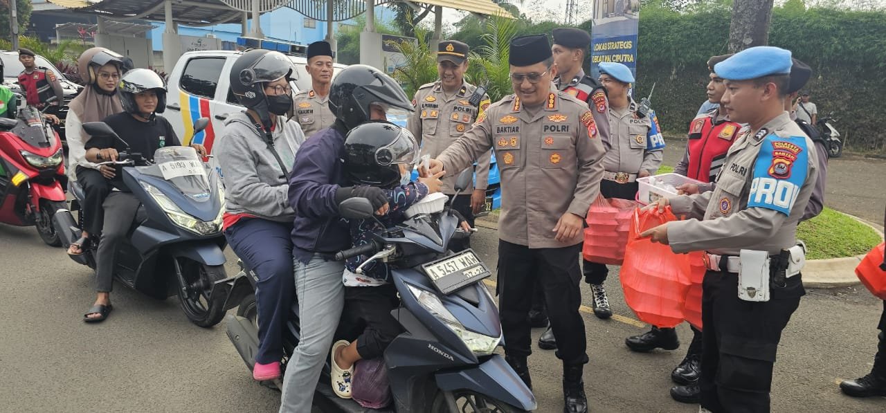 Kapolresta Tangerang, Ajak Masyarakat Jaga Kondusifitas Wilayah Melalui Kegiatan Berbagi Takjil