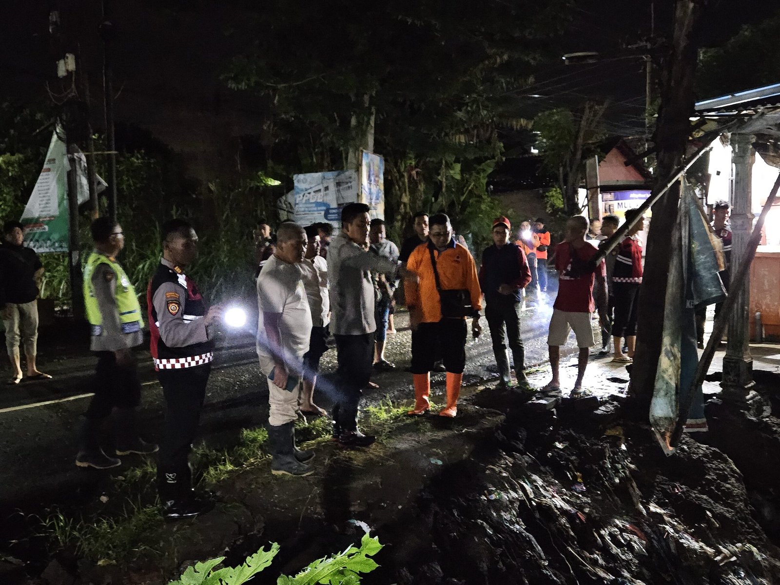 Peduli Banjir Krejengan, Polisi dan BPBD Evakuasi Warga dan Bagikan Sahur