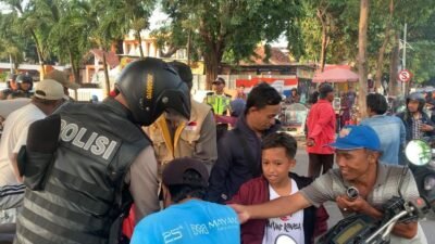 Polisi Peduli, Jelang Berbuka Puasa Polrestabes Surabaya Patroli Sambil Berbagi