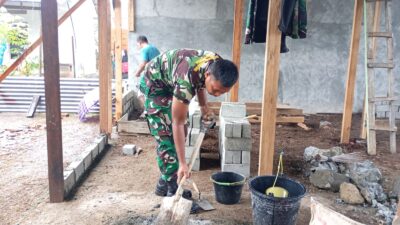 Dekat dengan Warga, Babinsa Koramil 1505-03/Maba Turun Tangan Bantu Pembangunan Rumah
