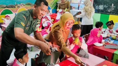 Selama Ramadhan, Babinsa Kodim Bojonegoro, Kawal Pendistribusian Ribuan Paket Makanan Kering Program MBG