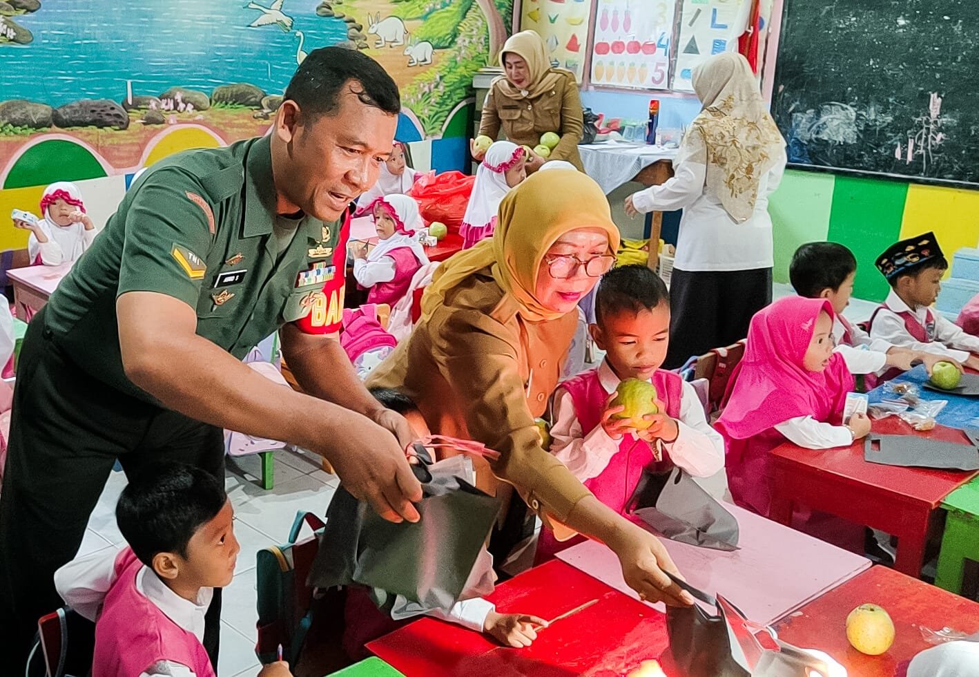 Selama Ramadhan, Babinsa Kodim Bojonegoro, Kawal Pendistribusian Ribuan Paket Makanan Kering Program MBG