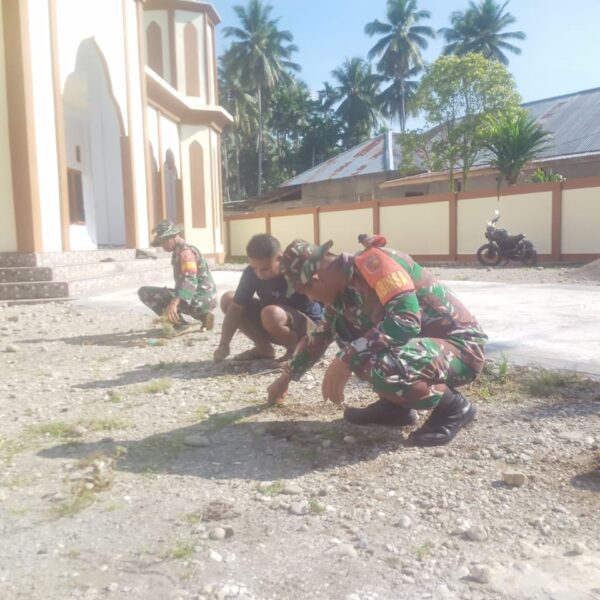 Jelang Idul Fitri, Danramil 1505-04/Oba Pimpin Langsung Kerja Bakti Bersihkan Masjid Bersama Warga