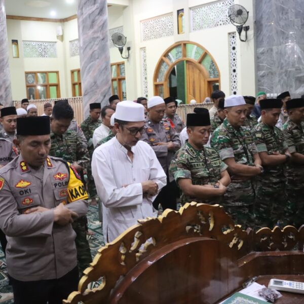 Perkuat Sinergitas, Polri dan TNI Gelar Tarawih Bersama di Masjid Al Hidayah