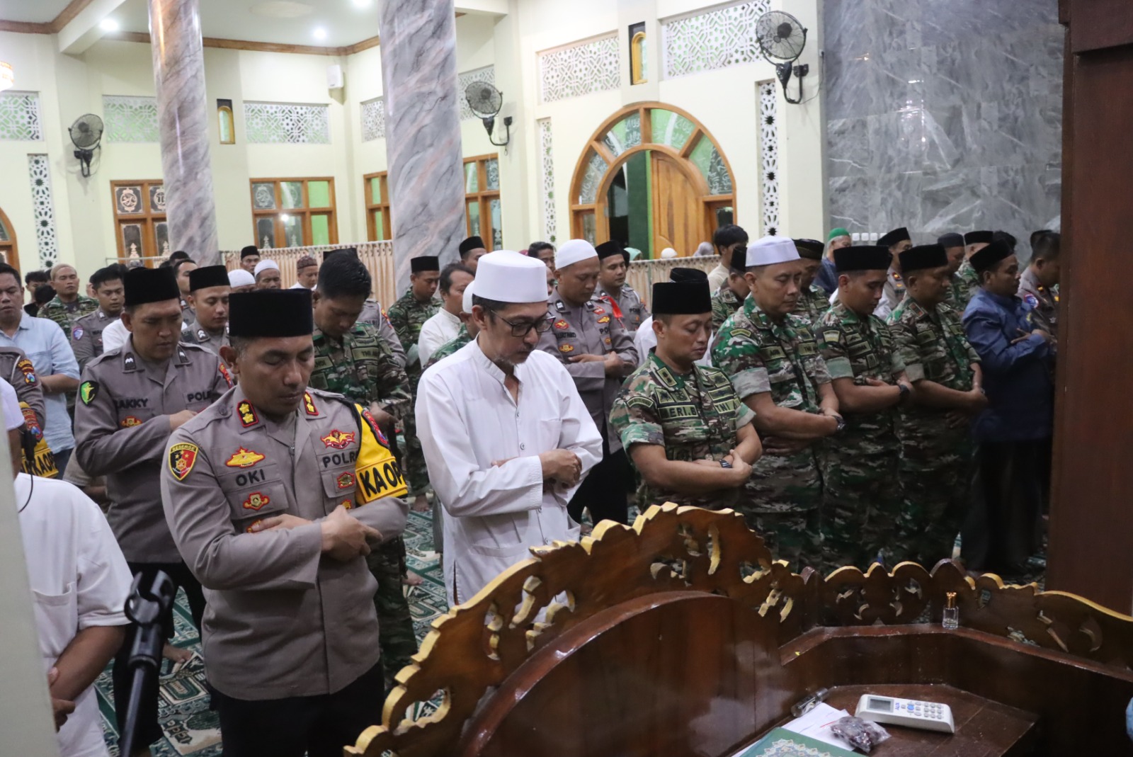 Perkuat Sinergitas, Polri dan TNI Gelar Tarawih Bersama di Masjid Al Hidayah