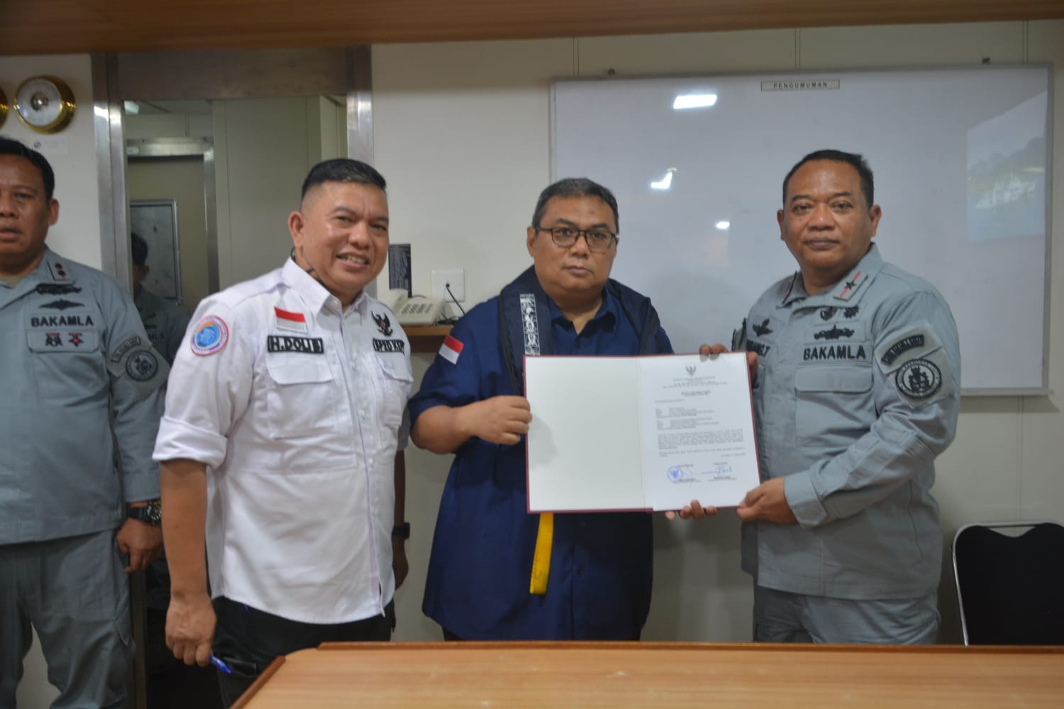 Bakamla RI Jemput 2 Nelayan Indonesia di Perbatasan Terluar Indonesia Malaysia