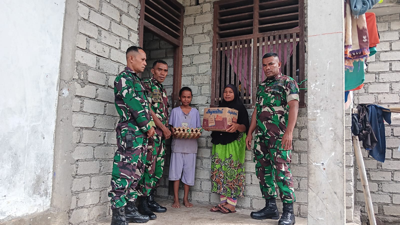 Aksi Sosial TNI, Koramil 1505-01/Tidore Bagikan Sembako kepada Warga yang Membutuhkan
