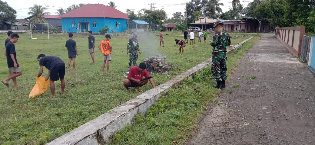 Personel Koramil 1505-05/Sofifi Mengajak Masyarakat melaksanakan Kerja Bakti pembersihan Lokasi Kegiatan Hari Paskah 
