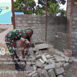 Kebersamaan Babinsa Desa Fritu Ramil 1512-01/Weda Gotong Royong Bantu Bangun Rumah Warga Kebersamaan Babinsa Desa Fritu Ramil 1512-01/Weda Gotong Royong Bantu Bangun Rumah Warga