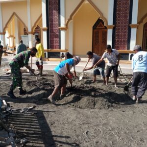 Semangat Gotong Royong, Babinsa dan Warga Bangun Halaman Masjid Semangat Gotong Royong, Babinsa dan Warga Bangun Halaman Masjid