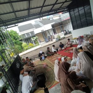 Bhabinkamtibmas Kelurahan Sukamulya Sambang Warga Klaster Primera, Ajak Jaga Kamtibmas