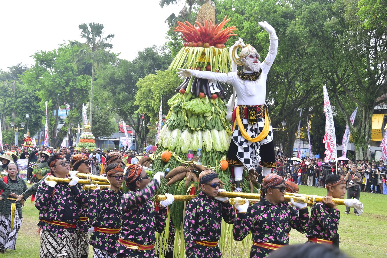 Wagub Akmil Hadiri Grebeg Getuk Meriahkan Hari Jadi ke-1119 Kota Magelang