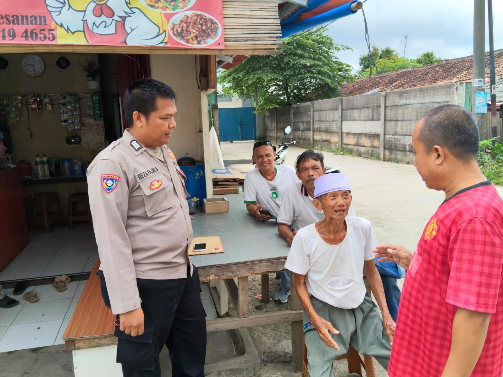 Bhabinkamtibmas Desa Bojong Sambangi Warga, Pererat Silaturahmi dan Jaga Kamtibmas