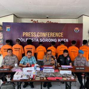 Polresta Sorong Kota Bongkar Sindikat Curanmor dan Narkoba: 12 Tersangka Ditangkap, Barang Bukti Miliaran Rupiah Disita Polresta Sorong Kota Bongkar Sindikat Curanmor dan Narkoba: 12 Tersangka Ditangkap, Barang Bukti Miliaran Rupiah Disita