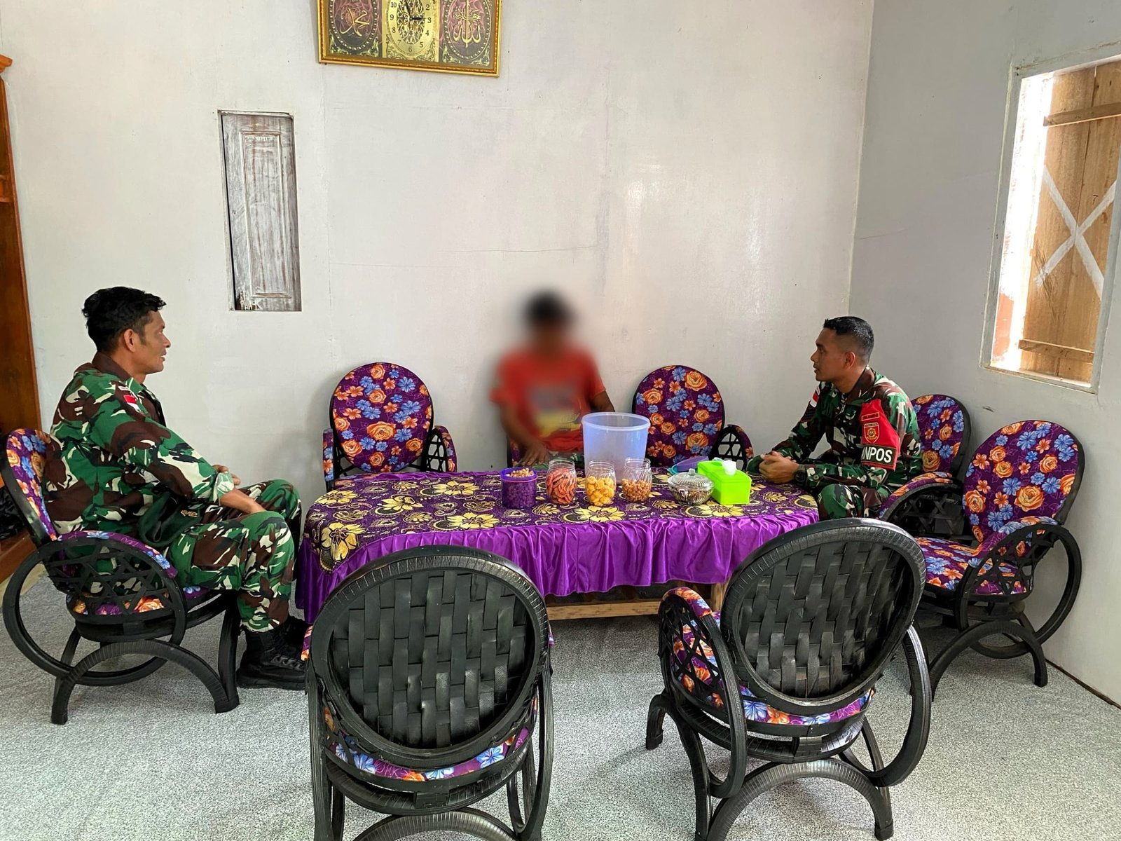 Wujud Kedekatan dan Kepercayaan, Satgas Pamtas Yonarmed 11 Kostrad Terima Penyerahan Sukarela Senjata Api Rakitan