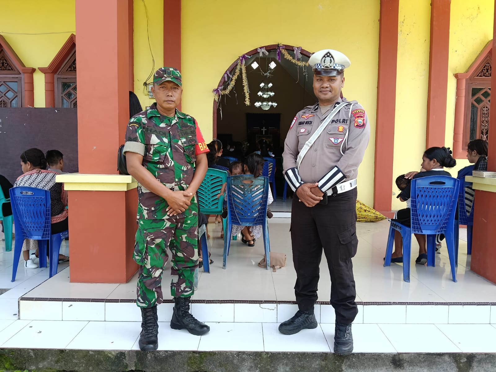 Jumat Agung Berjalan Khusyuk, Personel Kodim 1505/Tidore Bersama Aparat Kepolisian Siaga di Gereja-Gereja