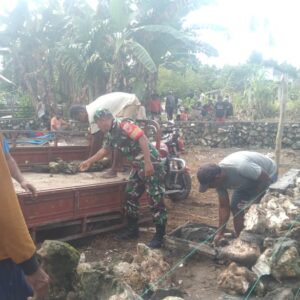 Semangat Gotong Royong, Babinsa Koramil 1505-04/Obau Bantu Warga Angkut Batu Bangunan Semangat Gotong Royong, Babinsa Koramil 1505-04/Obau Bantu Warga Angkut Batu Bangunan
