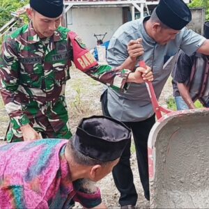 Dukung Pembangunan Rumah Ibadah, Babinsa Koramil 07/Mapurujaya Hadiri Peletakan Batu Pertama Pembangunan Masjid