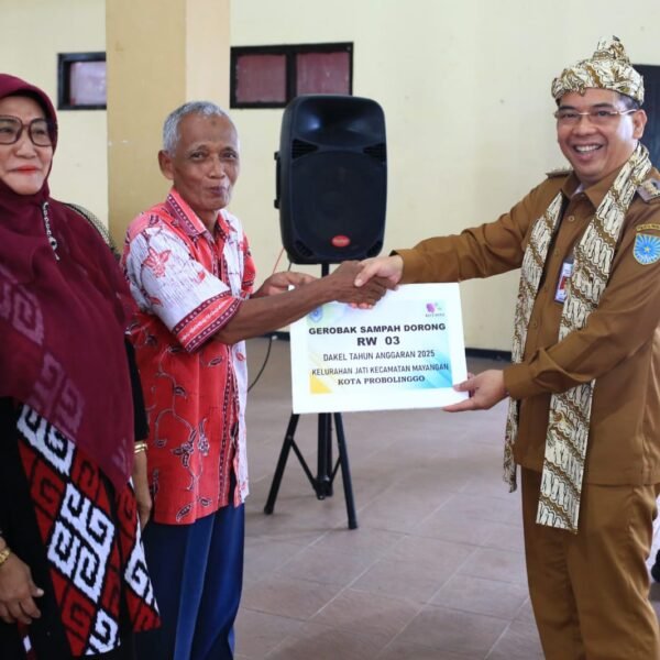 Wali Kota Aminuddin Serahkan Bantuan Sarpras di Kelurahan Jati, Dukung Inovasi dan Ekonomi Warga
